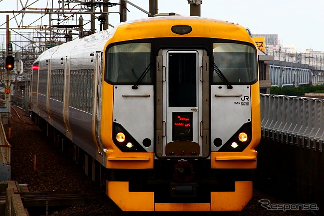 内房線・外房線方面の特急列車は利用者が減少した。写真は外房線方面の特急『わかしお』。
