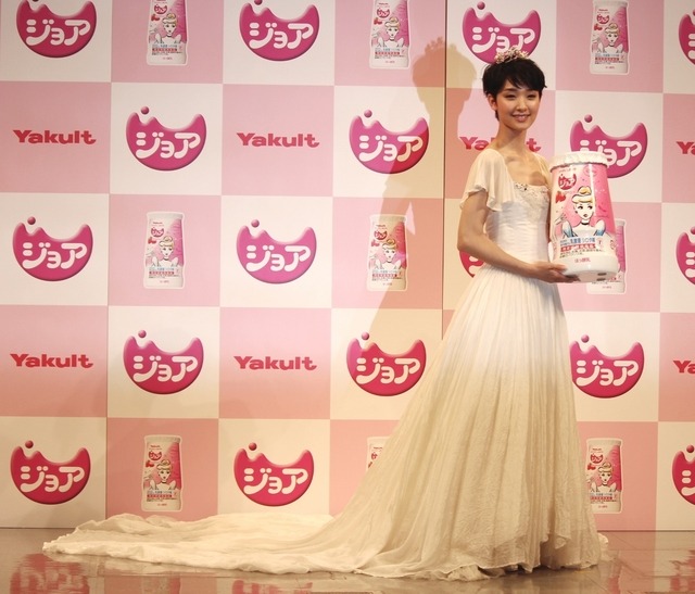 長さ3メートルのロングドレスをまとっている剛力彩芽