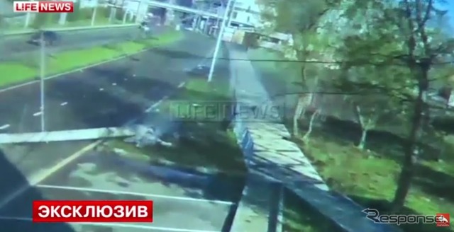 ロシアのサッカー選手が運転する日産GT-Rが170km/hの猛スピードで電柱に激突する事故映像を公開した『LIFENEWS』