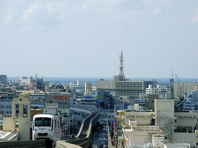 勾配区間を行く沖縄都市モノレール。延伸区間もアップダウンのあるルートとなる