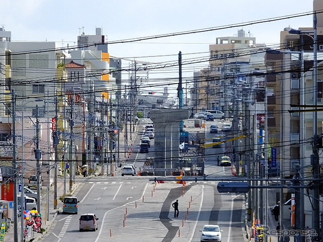 那覇市首里石嶺町3丁目付近からモノレール用橋脚を眺める（E地点）