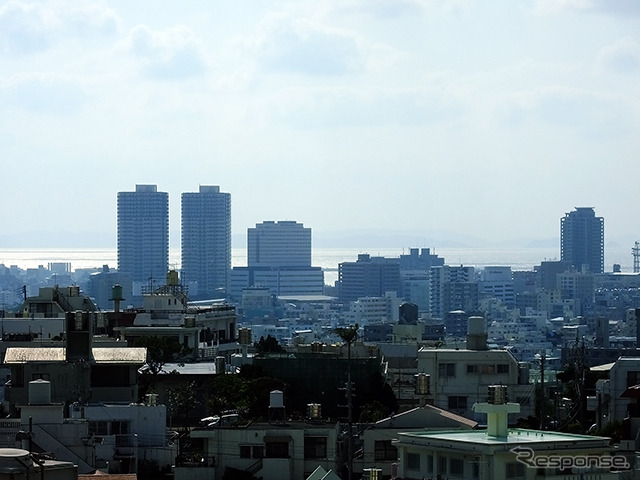 勾配区間を行く沖縄都市モノレール。延伸区間もアップダウンのあるルートとなる
