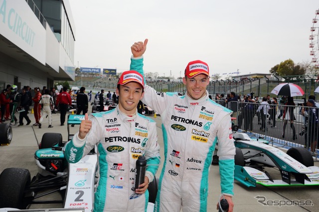 SF開幕戦でTOM'Sは1-2フィニッシュ。優勝はA.ロッテラー(右)で、一貴が2位。