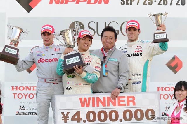 2010年のフォーミュラ・ニッポン(現SF)第5戦SUGOの表彰式。当時TOM'Sの大嶋が初優勝した(台上、右から3位ロッテラー、TOM'S舘監督、大嶋、2位デュバル)。