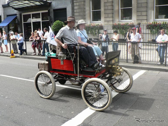【ロンドンモーターショー06】パレード写真蔵…1900年代から、戦車も登場