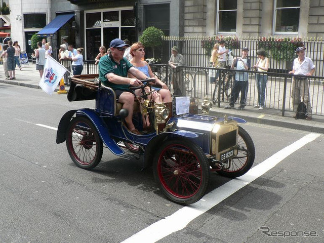 【ロンドンモーターショー06】パレード写真蔵…1900年代から、戦車も登場