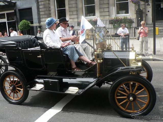 【ロンドンモーターショー06】パレード写真蔵…1900年代から、戦車も登場