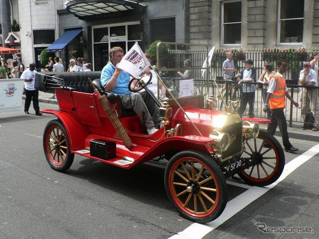 【ロンドンモーターショー06】パレード写真蔵…1900年代から、戦車も登場