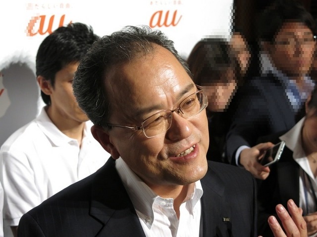 発表会後、囲み取材に応じた田中孝司社長