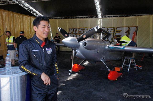 千葉大会から投入する新機体「EDGE540 V3」と室屋義秀選手。