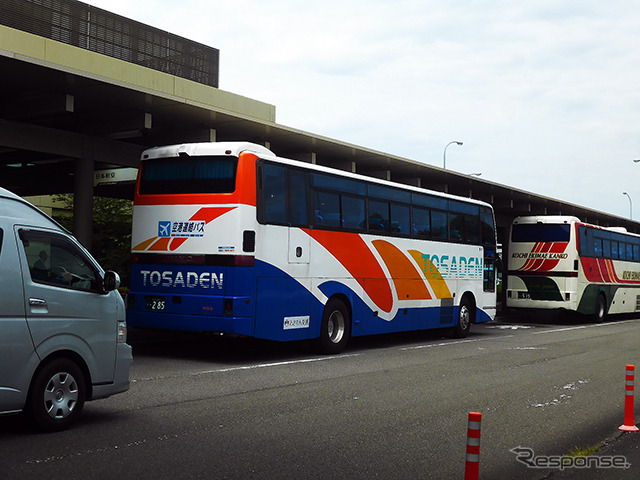 高知空港で乗客を待つとさでん交通の空港連絡バス