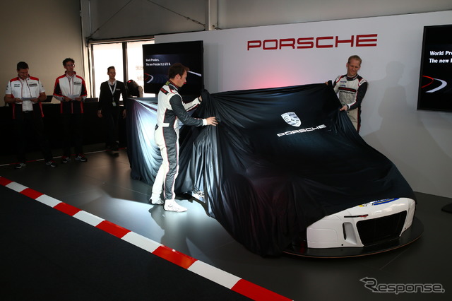 ニュル24時間の会場で行われた新型『911 GT3R』アンベールの様子