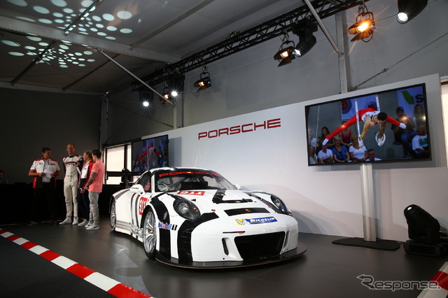 ニュル24時間の会場で行われた新型『911 GT3R』アンベールの様子