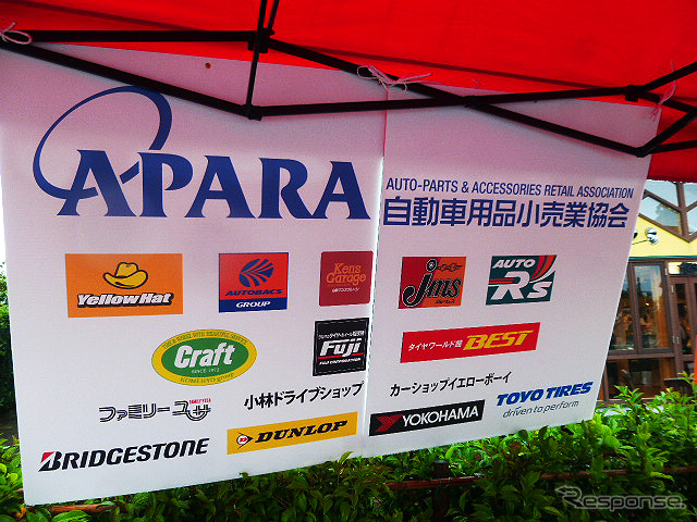 自動車用品小売業協会(APARA、東京都港区芝)の会長・森本弘徳氏(オートバックスセブン取締役)もエアタンクを手にしタイヤをチェック。千葉県南房総市「道の駅とみうら 枇杷倶楽部」で5月16日に行なわれた「タイヤの空気圧点検キャンペーン」のようす