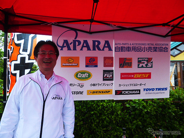 自動車用品小売業協会（APARA、東京都港区芝）の会長・森本弘徳氏（オートバックスセブン取締役）もエアタンクを手にしタイヤをチェック。千葉県南房総市「道の駅とみうら 枇杷倶楽部」で5月16日に行なわれた「タイヤの空気圧点検キャンペーン」のようす