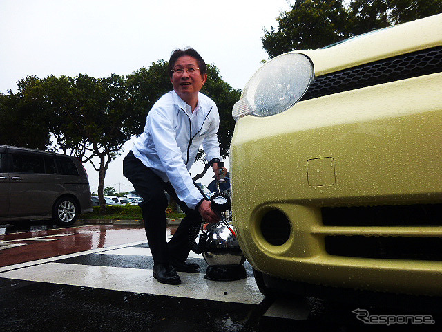 自動車用品小売業協会(APARA、東京都港区芝)の会長・森本弘徳氏(オートバックスセブン取締役)もエアタンクを手にしタイヤをチェック。千葉県南房総市「道の駅とみうら 枇杷倶楽部」で5月16日に行なわれた「タイヤの空気圧点検キャンペーン」のようす