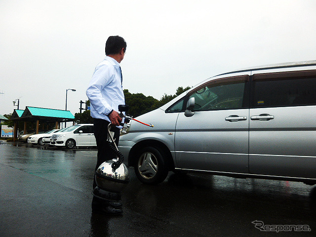 自動車用品小売業協会(APARA、東京都港区芝)の会長・森本弘徳氏(オートバックスセブン取締役)もエアタンクを手にしタイヤをチェック。千葉県南房総市「道の駅とみうら 枇杷倶楽部」で5月16日に行なわれた「タイヤの空気圧点検キャンペーン」のようす