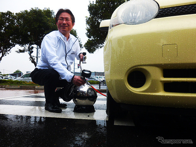 自動車用品小売業協会(APARA、東京都港区芝)の会長・森本弘徳氏(オートバックスセブン取締役)もエアタンクを手にしタイヤをチェック。千葉県南房総市「道の駅とみうら 枇杷倶楽部」で5月16日に行なわれた「タイヤの空気圧点検キャンペーン」のようす