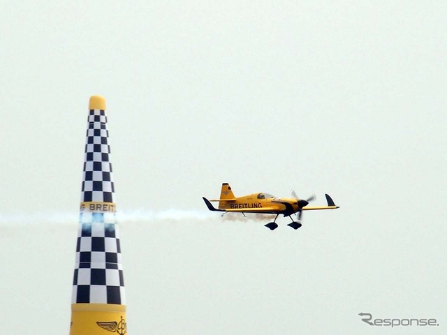昨年の覇者ナイジェル・ラム選手の飛行。装着したウイングレットが際立つ