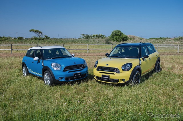 MINI Crossover 日本限定車の Sunlight(右)とMarine(左)