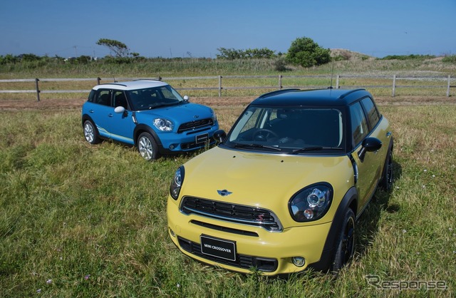MINI Crossover 日本限定車の Sunlight(右)とMarine(左)