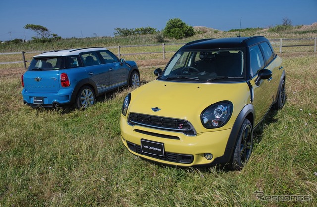 MINI Crossover 日本限定車の Sunlight(右)とMarine(左)