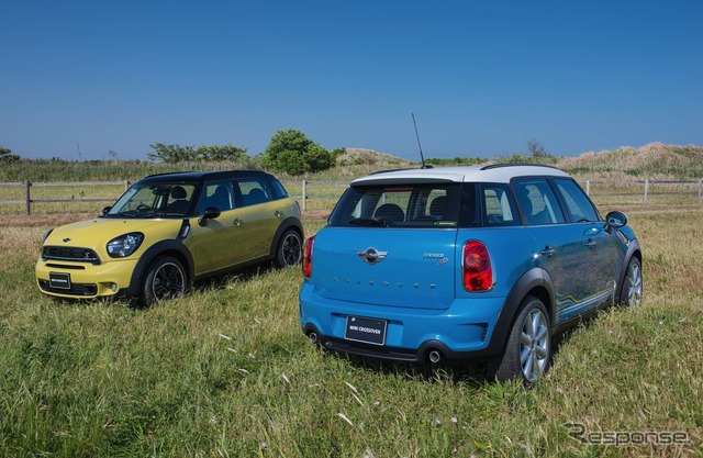MINI Crossover 日本限定車の Sunlight(左)とMarine(右)