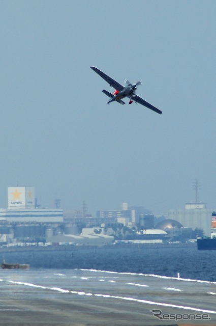 臨時滑走路を離陸していく室屋選手の機体。