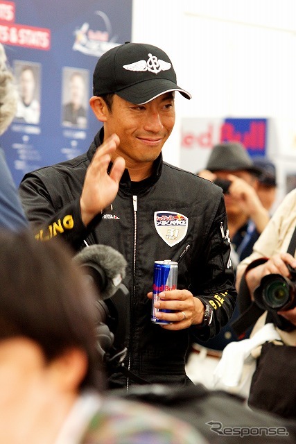 レース終了後、会見場に姿を見せた室屋選手。