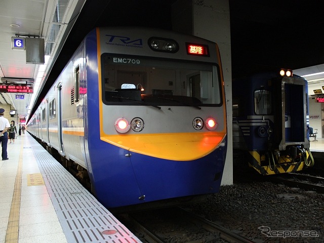 日本の鉄道3社と台湾鉄路は提携締結記念のスタンプラリーを合同で実施する。写真は台北駅で発車を待つ電車。