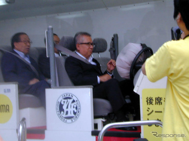 ミス日本と張会長がドカン…シートベルトを後席でも