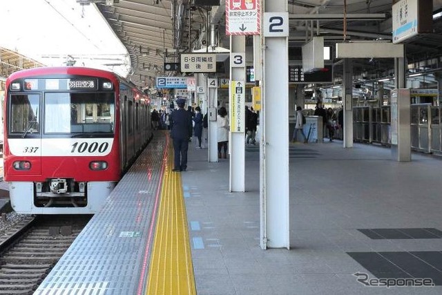 京急横浜駅の様子。5月21日から駅名標に「そごう・ポルタ前」の副駅名称が表示される。