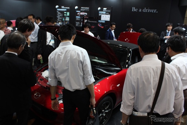 人とくるまのテクノロジー展2015でのマツダブースにおけるロードスターの人気ぶり