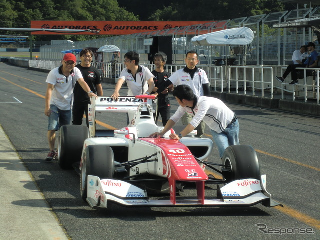 予選2位となった#40 野尻のマシン(予選前日の模様)。