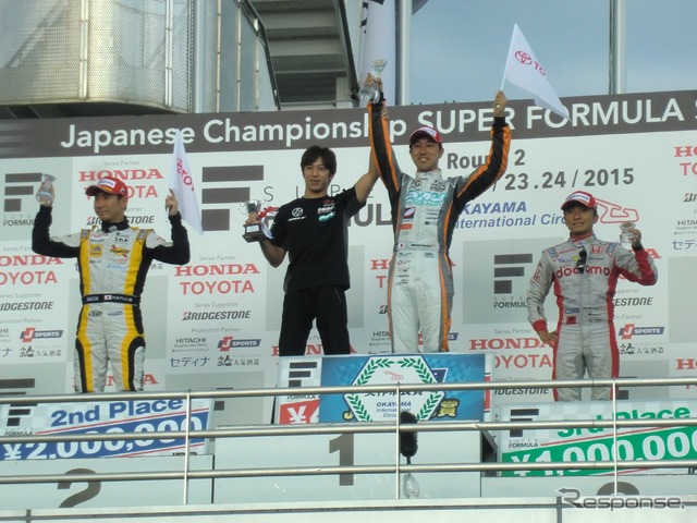表彰式。石浦の横はセルモインギングのチーム監督で、SUPER GTでは石浦と組んで走っている立川祐路。