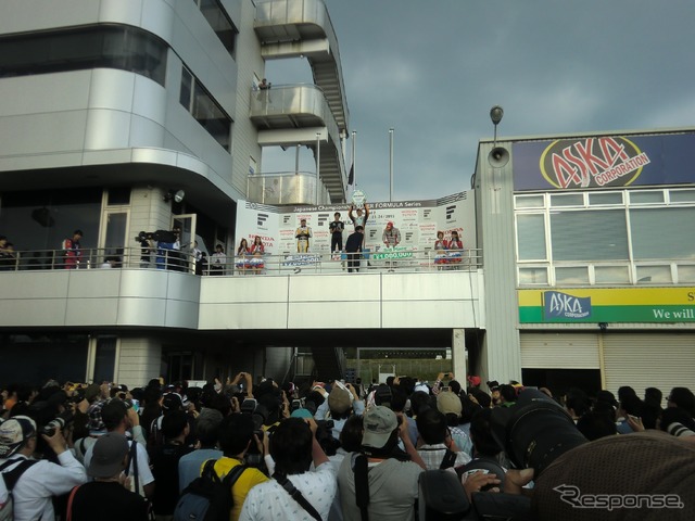 久々のSF岡山戦を見守ったファンも表彰式で石浦の初勝利を祝った。