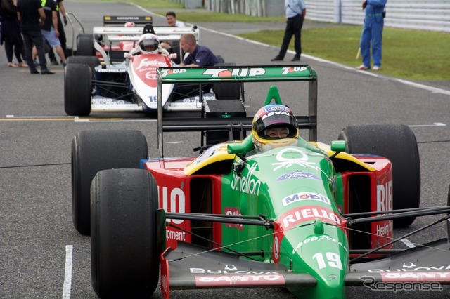 ベネトン『B190』などのF1マシンがサーキットを疾走
