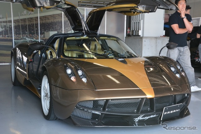 最新のスーパーカーも展示されていた