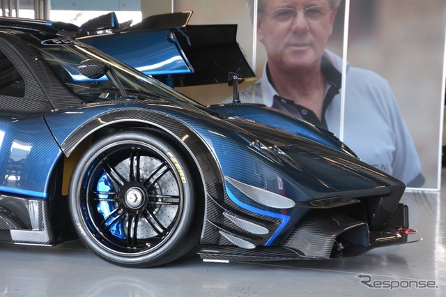 最新のスーパーカーも展示されていた