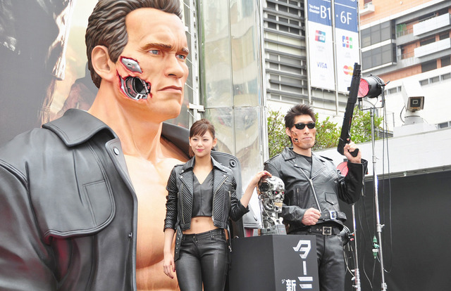 西内まりや、篠原信一/“ターミネーターの日”巨大ターミネーター像お披露目イベント