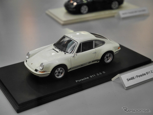 こちらもスパーク、ただし非常にミステリアスなポルシェ911 2.5S。何でもレースを目的にしてほんの数台だけ製作された極めてレアなモデルだとか。