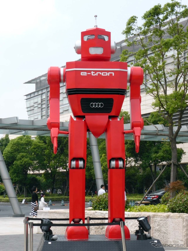 Audiのe-tronをコンセプトにしたロボット型展示?