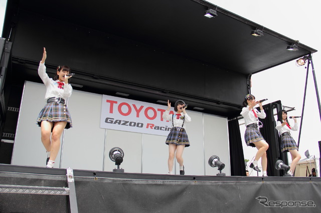 AKB48Team8によるミニライブ、トークショーの様子