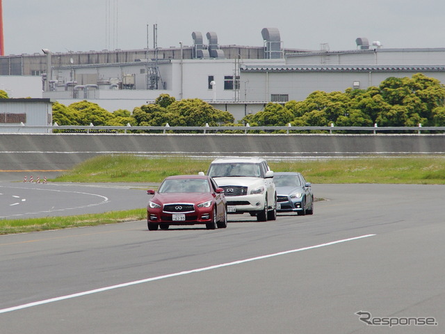 感知対象物の捕捉特性に優れるミリ波レーダーを利用して2台先の車両挙動を察知する「前方衝突予測警報(PFCW)」のデモ