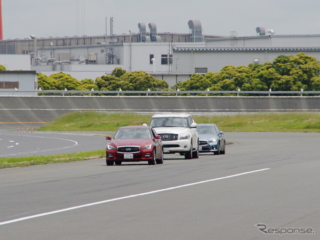 感知対象物の捕捉特性に優れるミリ波レーダーを利用して2台先の車両挙動を察知する「前方衝突予測警報（PFCW）」のデモ