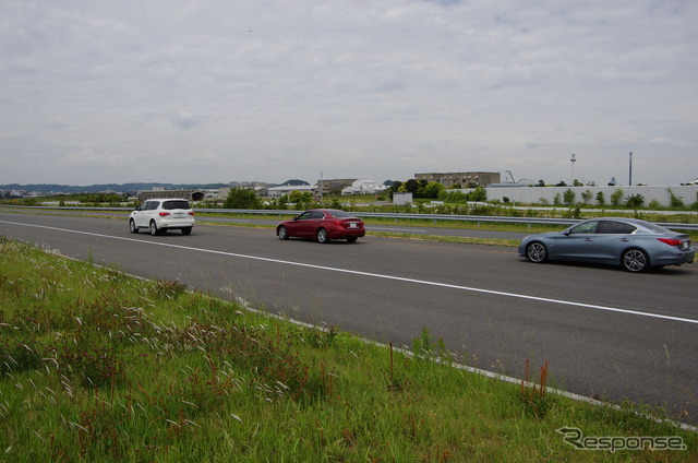 感知対象物の捕捉特性に優れるミリ波レーダーを利用して2台先の車両挙動を察知する「前方衝突予測警報(PFCW)」のデモ