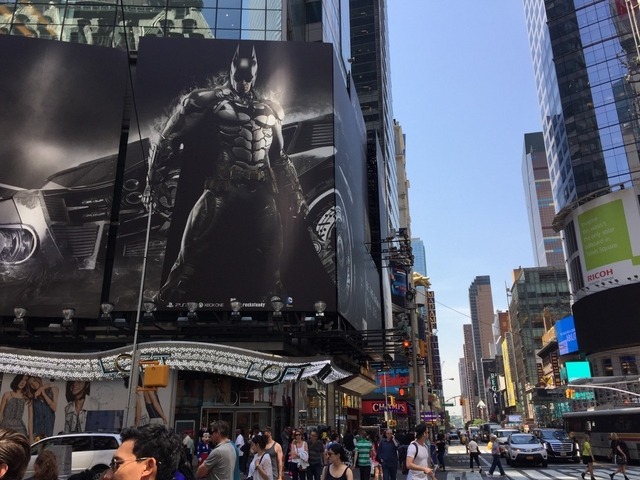 【現地フォトレポ】『バットマン:アーカムナイト』がNYに舞い降りる―巨大広告がタイムズスクエアに出現