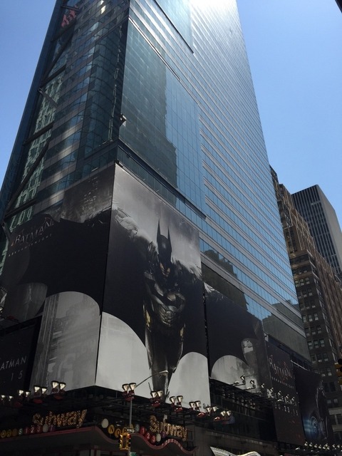 【現地フォトレポ】『バットマン:アーカムナイト』がNYに舞い降りる―巨大広告がタイムズスクエアに出現