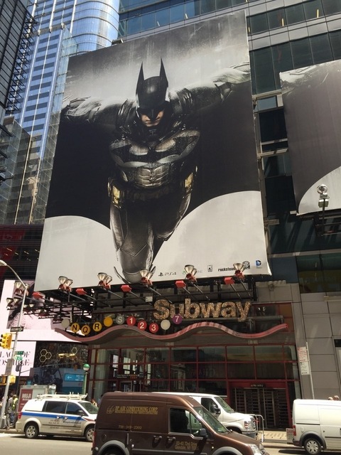 【現地フォトレポ】『バットマン:アーカムナイト』がNYに舞い降りる―巨大広告がタイムズスクエアに出現