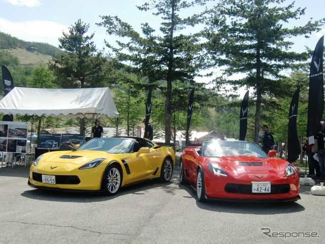 シボレー コルベット Z06(左)とZ06 コンバーチブル(右)